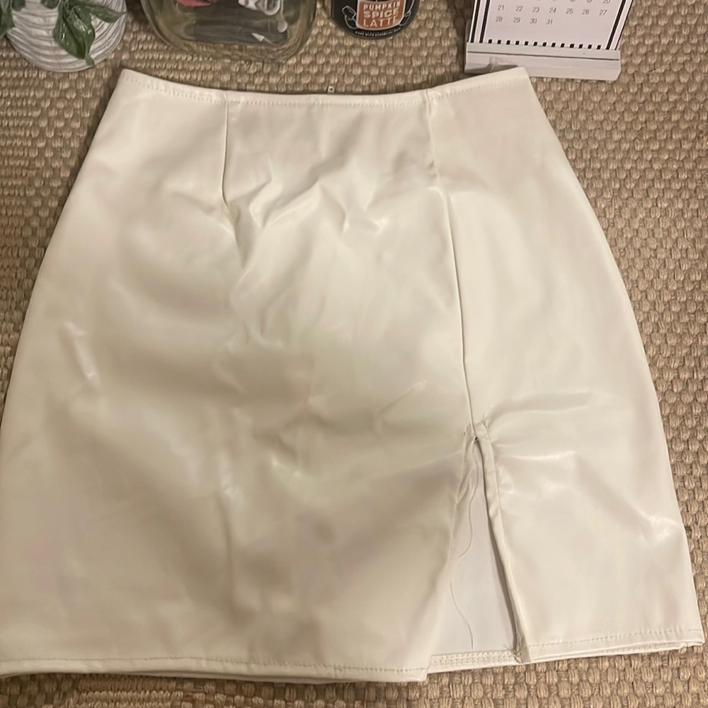 White slit skirt
